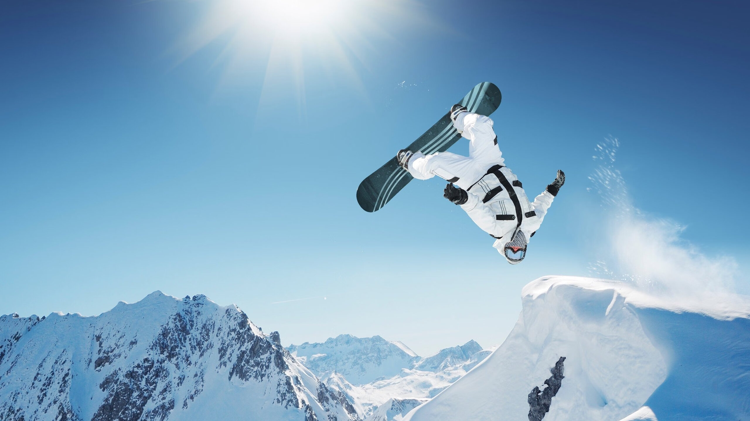 F1新赛季揭幕战之夜，贝林厄姆关键制胜，赛道与绿茵的终极交响