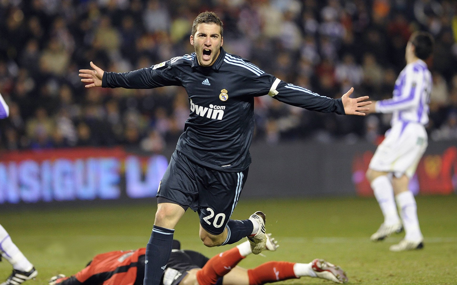 凯恩的伯纳乌首秀,当英格兰队长在皇马与阿尔及利亚的想象中连续得分