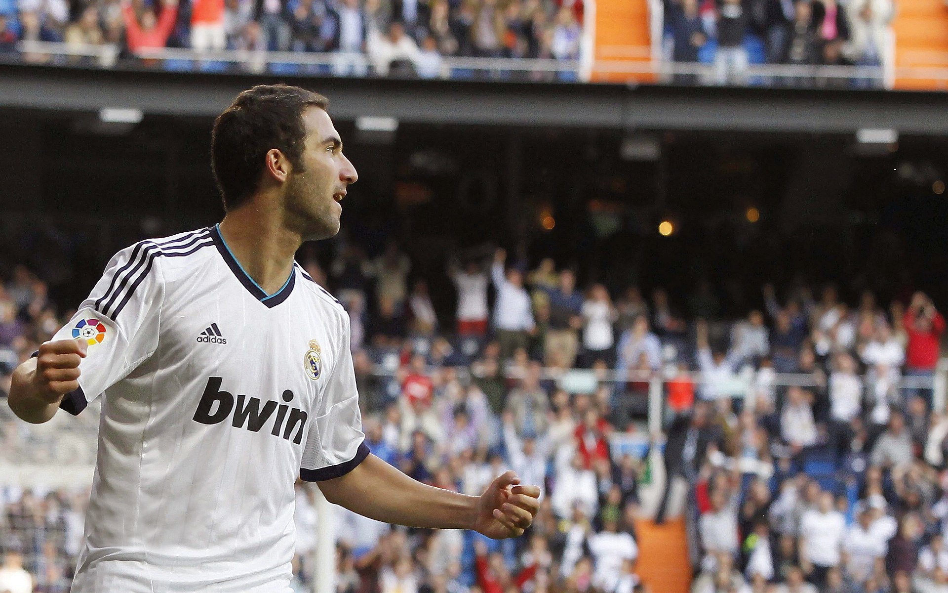 德甲争冠战之夜,黄喜灿在焦点战证明自己,亚洲风暴如何撕裂德国足球的傲慢高墙